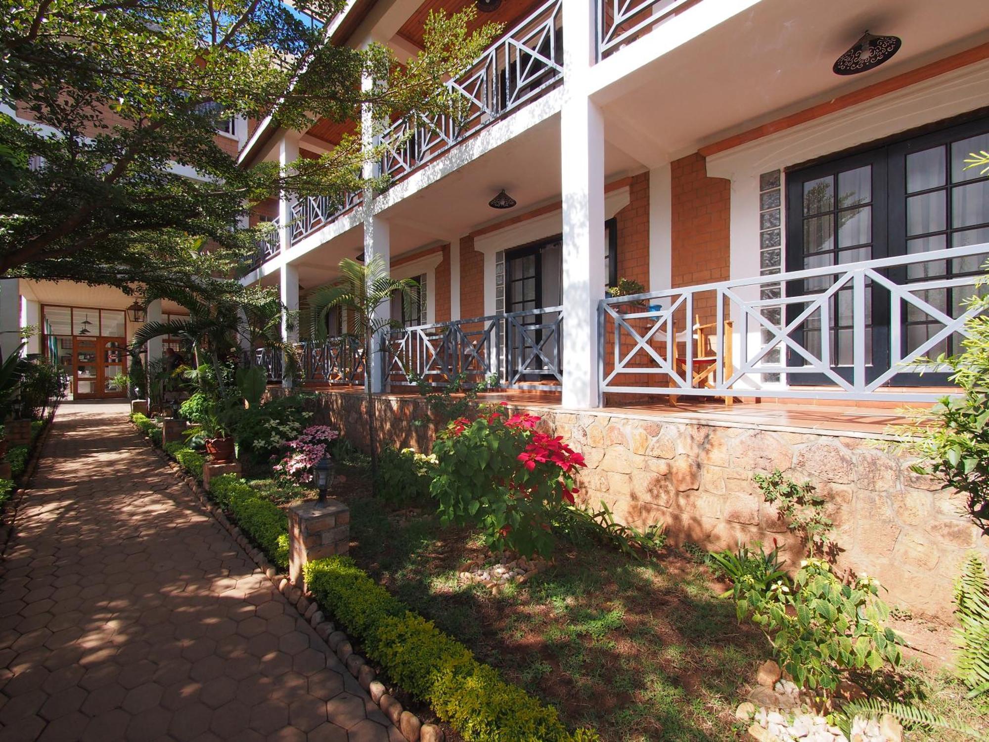 Island Continent Hotel Ivato  Exterior photo