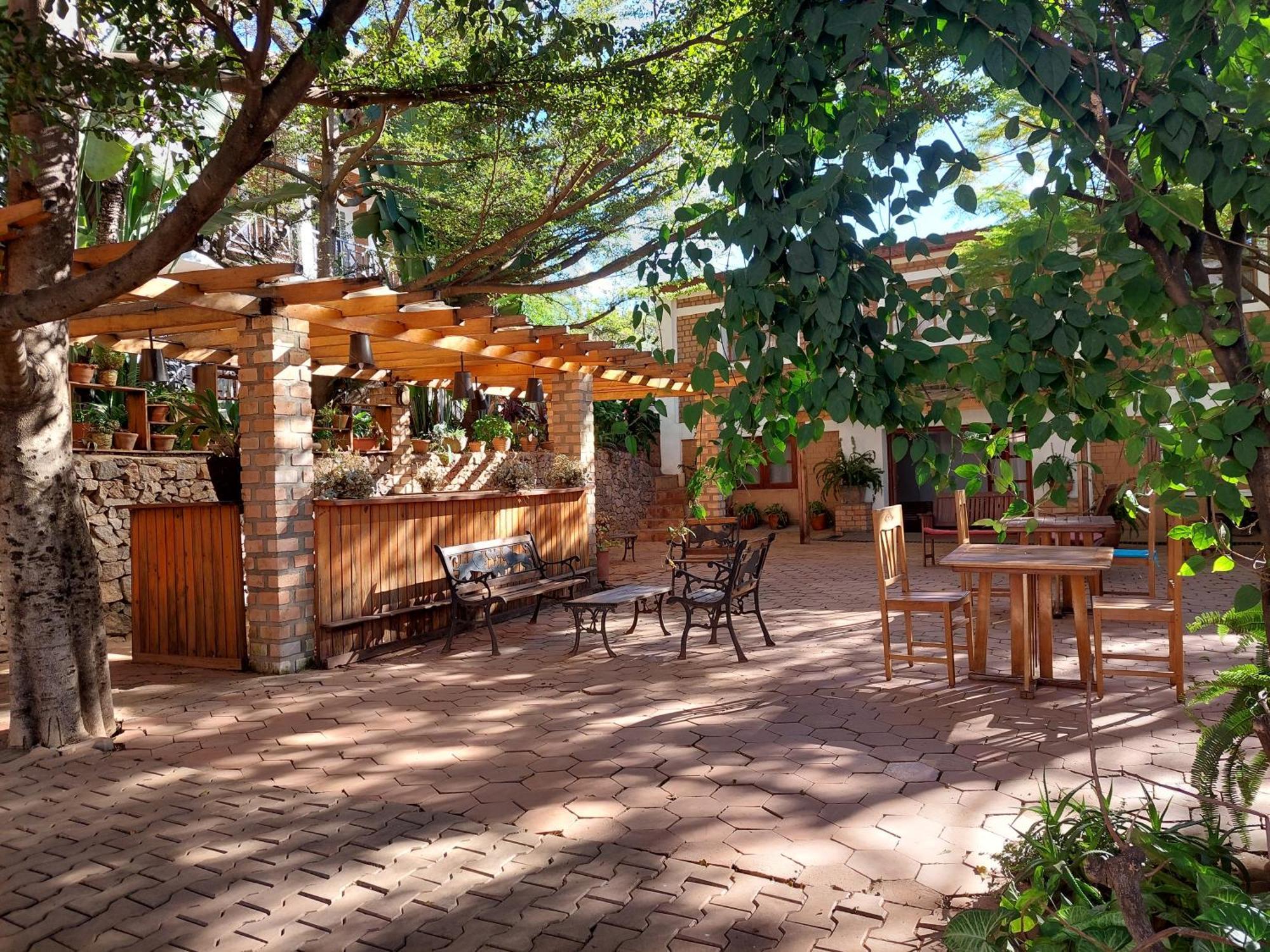 Island Continent Hotel Ivato  Exterior photo