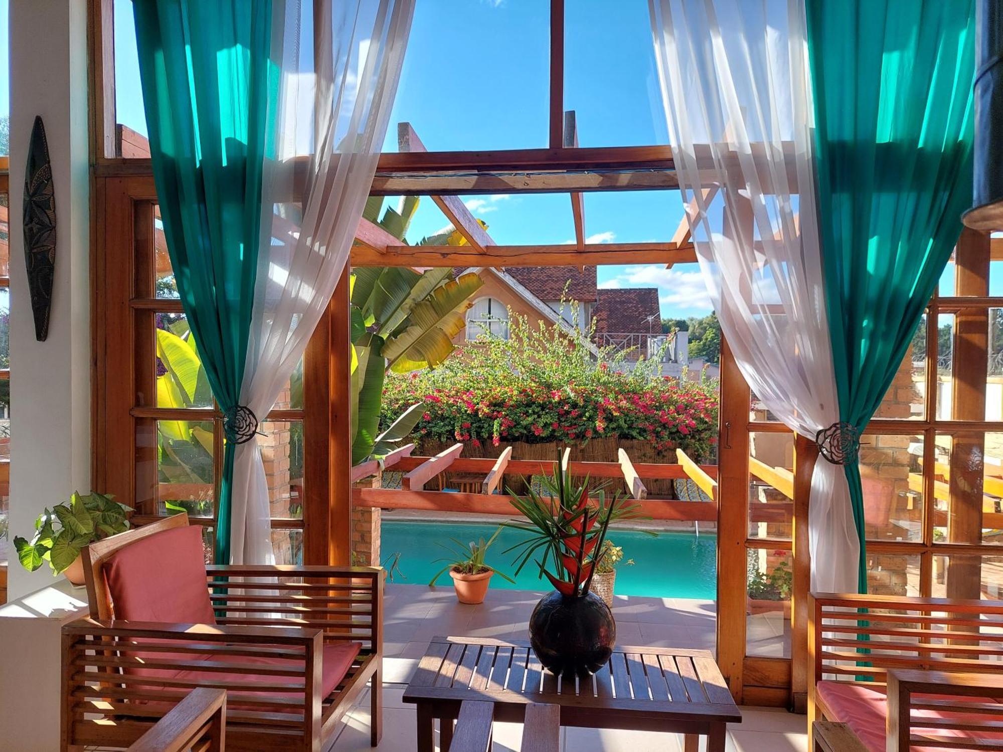 Island Continent Hotel Ivato  Exterior photo