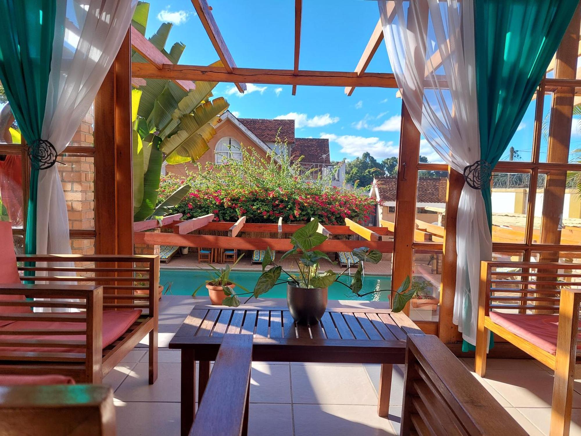 Island Continent Hotel Ivato  Exterior photo