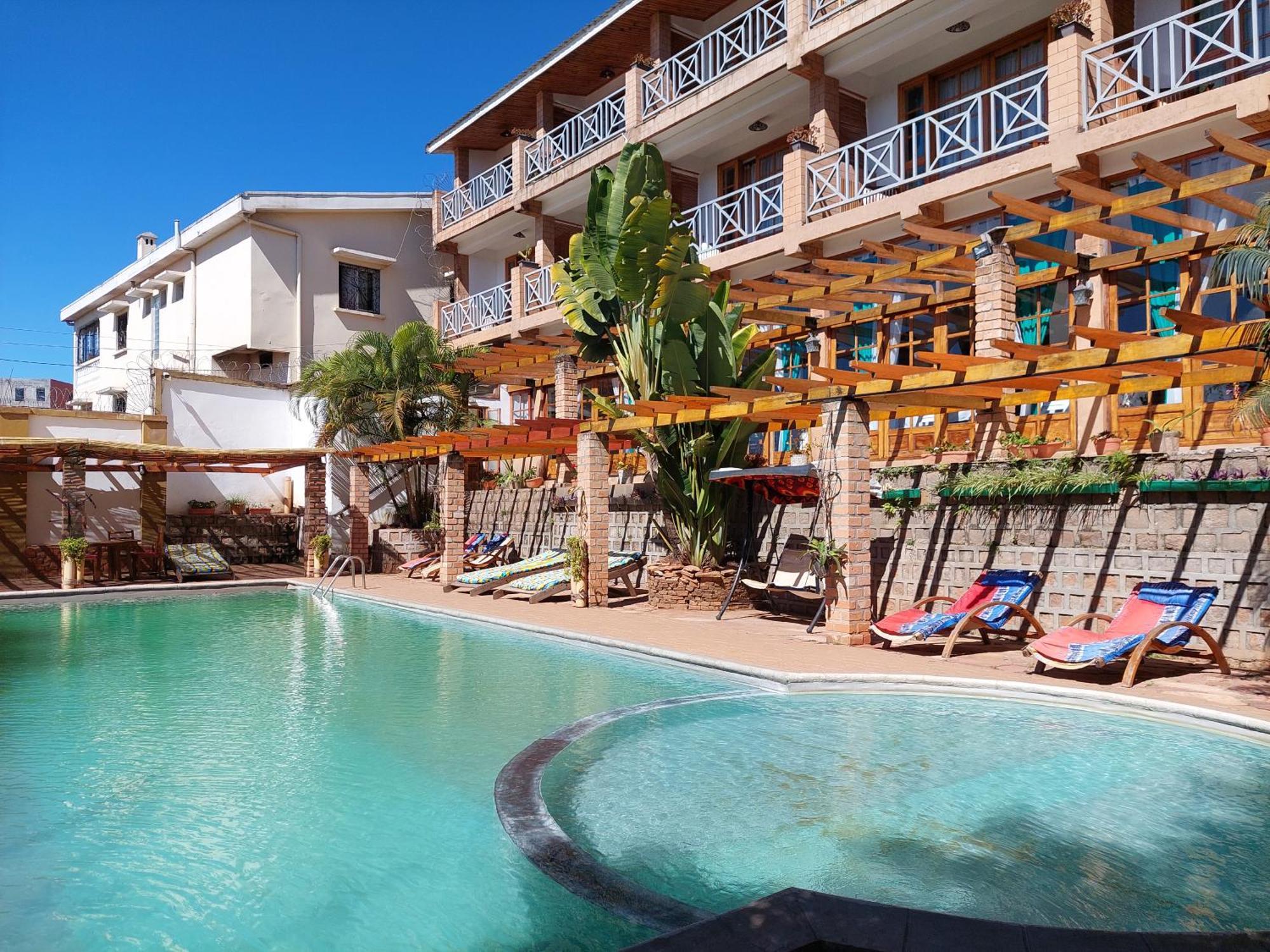 Island Continent Hotel Ivato  Exterior photo