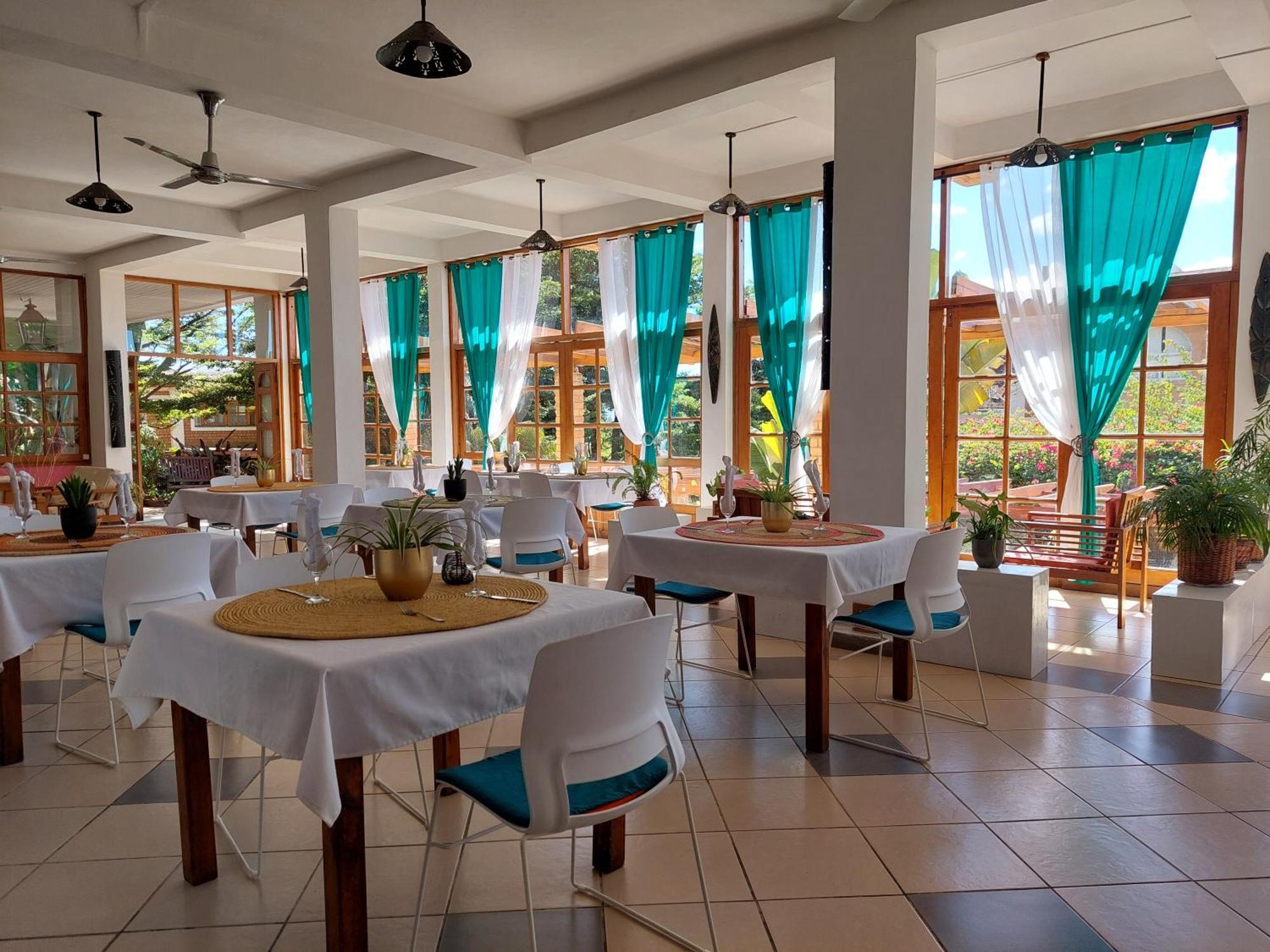 Island Continent Hotel Ivato Airport Exterior photo