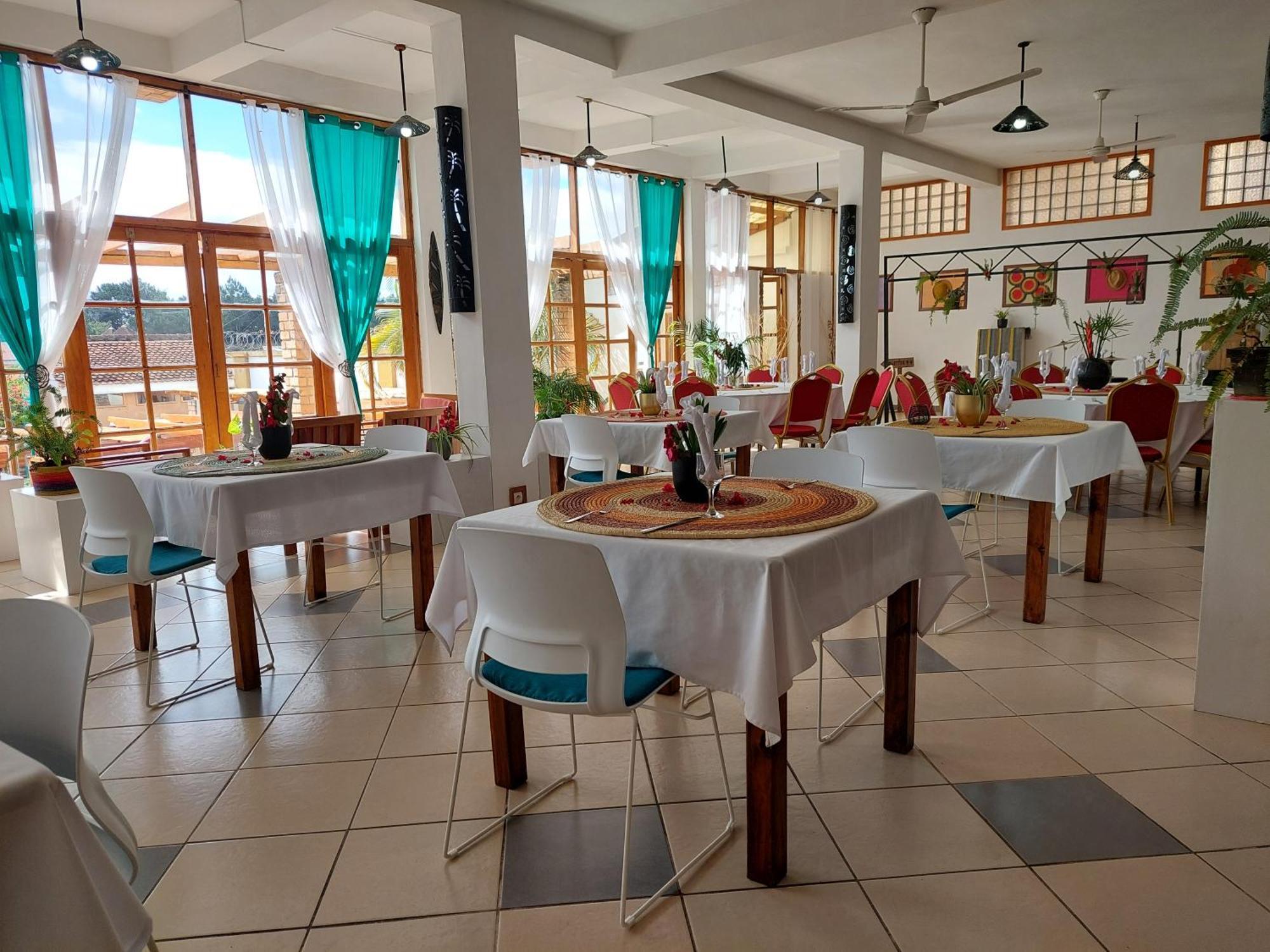 Island Continent Hotel Ivato Airport Exterior photo
